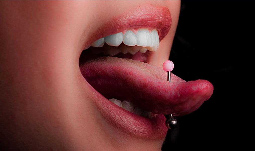 Африканец кончает в рот девушке с пирсингом в языке после анального секса