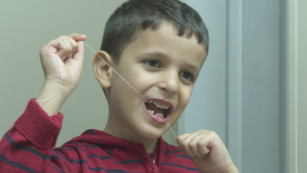 Приучайте детей ко всем методам очистки зубов