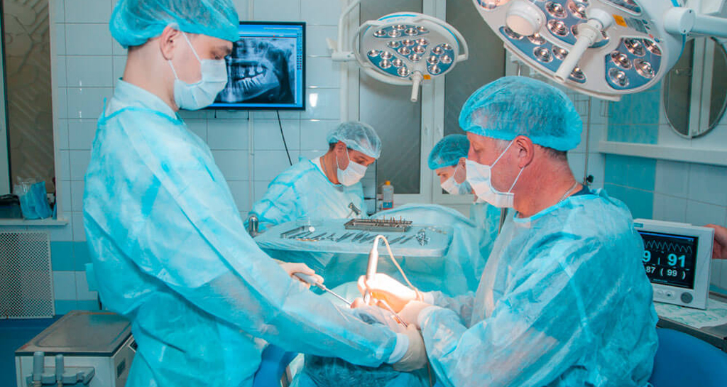 Provedenie operacii po implantacii zubov pod obshhim narkozom