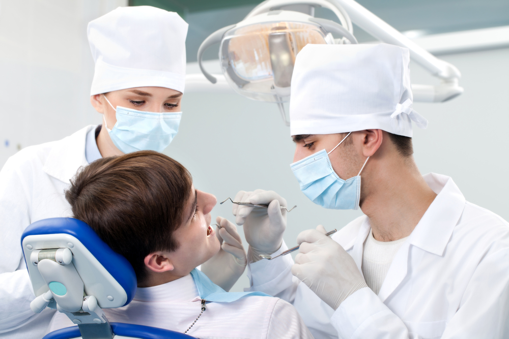 osmotr u stomatologa pered implantaciey