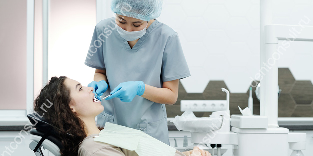 Причины смещения зубов могут быть самые разные – от аномалий в формировании зубочелюстной системы и до внешних механических вмешательств