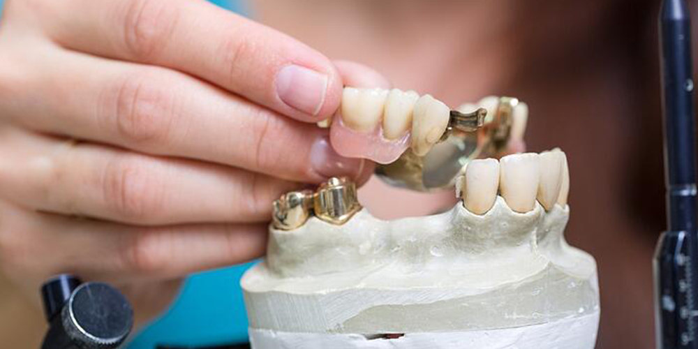 своевременно восстановить зубной ряд через протезирование либо имплантацию